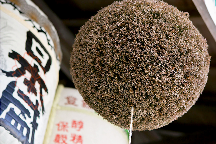 Quả cầu Sugidama làm từ nhánh cây tuyết tùng trên núi Miwa.